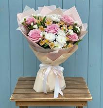 Букет цветов из:  Гвоздики, Орхидеи и Розы в Волжский