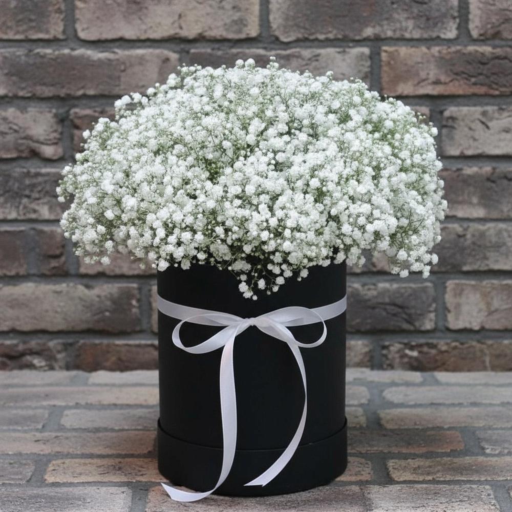 Цветочная композиция из Гипсофила в шляпной коробке в Волжский