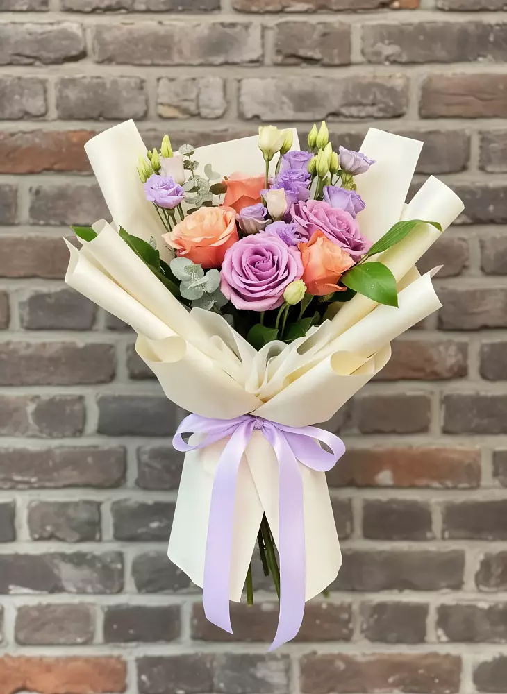 Букет цветов из: Лизиантусы и Розы в Волжский