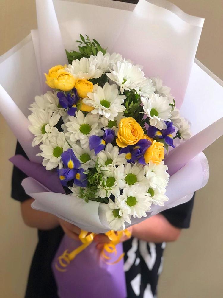 Букет цветов из: Ирисы, Хризантемы и Розы в Волжский
