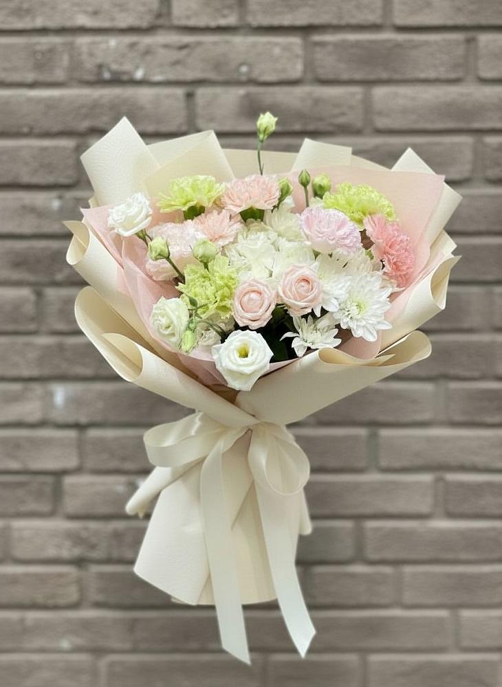 Букет цветов из: Гвоздики, Розы, Лизиантусы и Хризантемы в Волжский