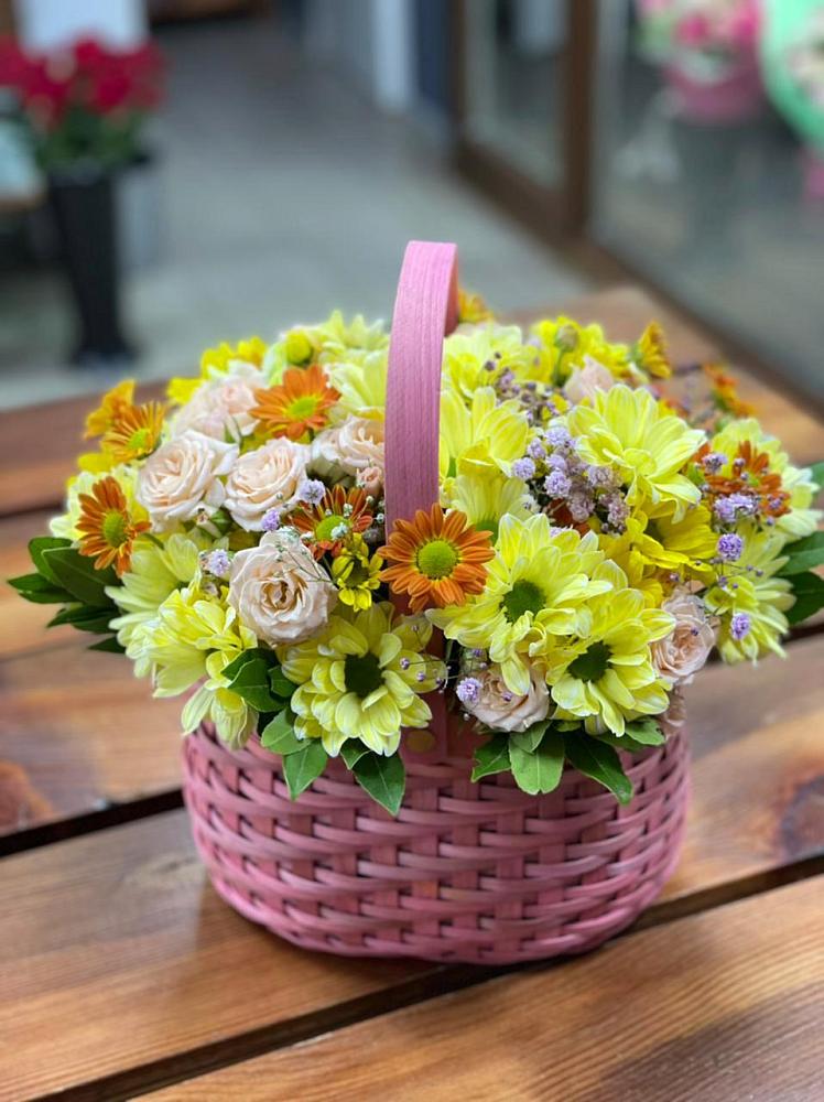 Цветочная композиция из Хризантемы и Розы в корзине в Волжский