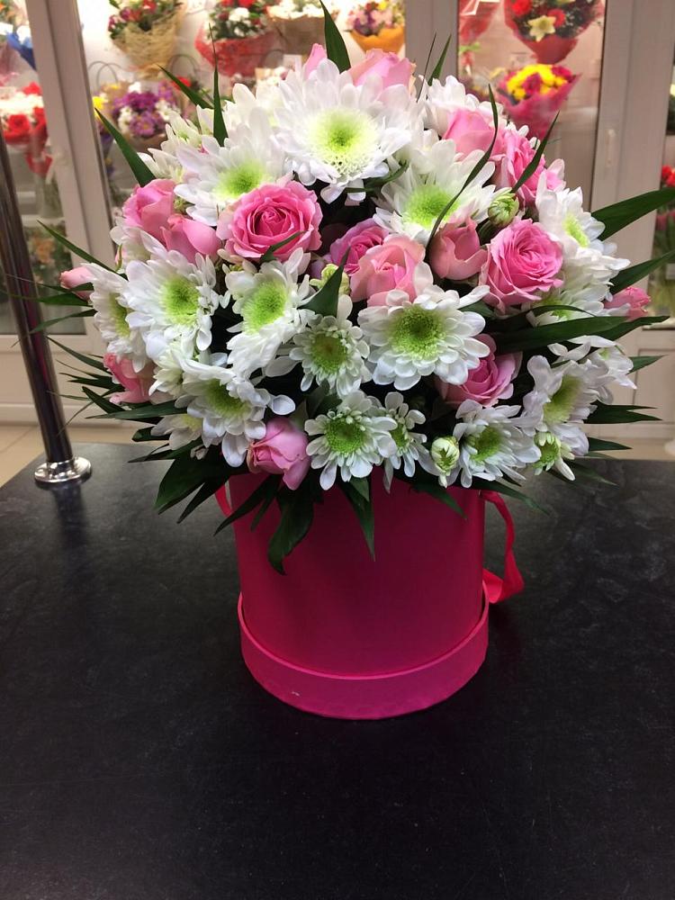 Цветочная композиция из Розы и Хризантемы в шляпной коробке в Волжский