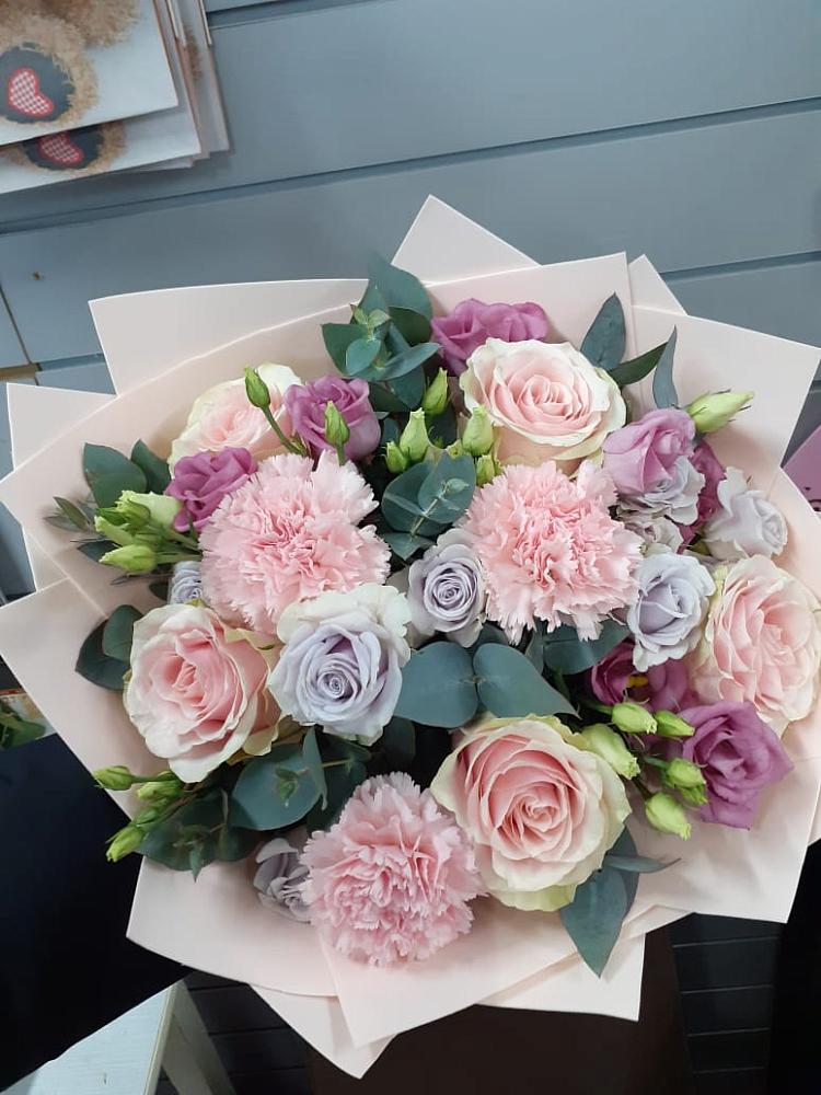 Букет цветов из: Розы, Гвоздики и Лизиантусы в Волжский