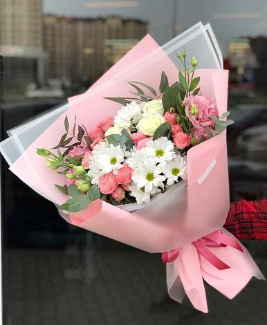 Букет цветов из: Розы, Лизиантусы и Хризантемы в Волжский